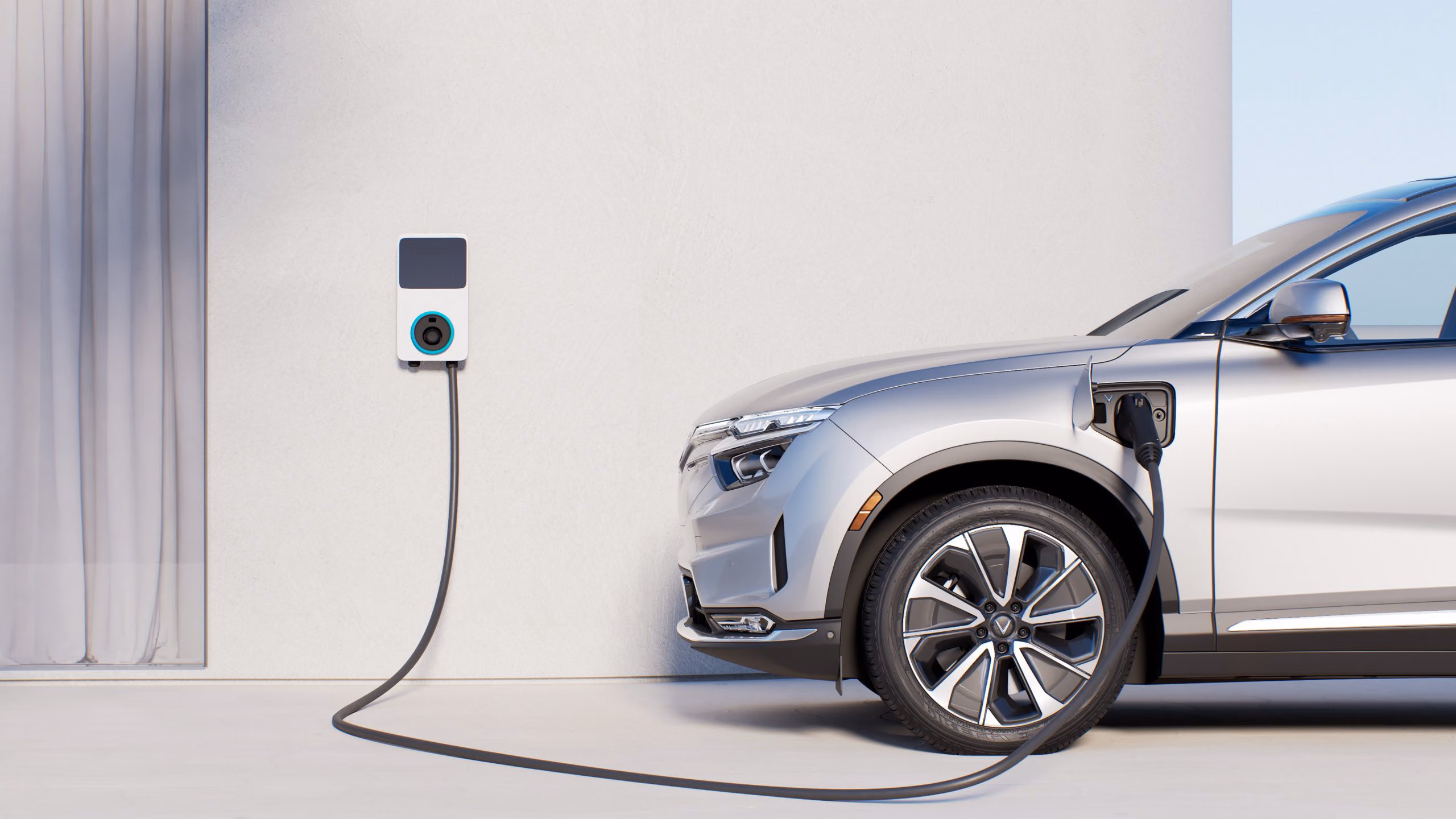 Auto eléctrico conectado a un cargador de pared instalado en la cochera de una casa.
